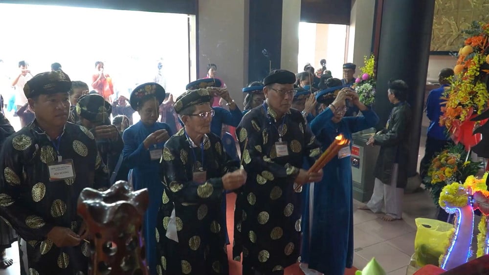 Hundratusentals besökare från hela landet deltog i nationalhjälten Nguyen Trung Trucs dödsdag.