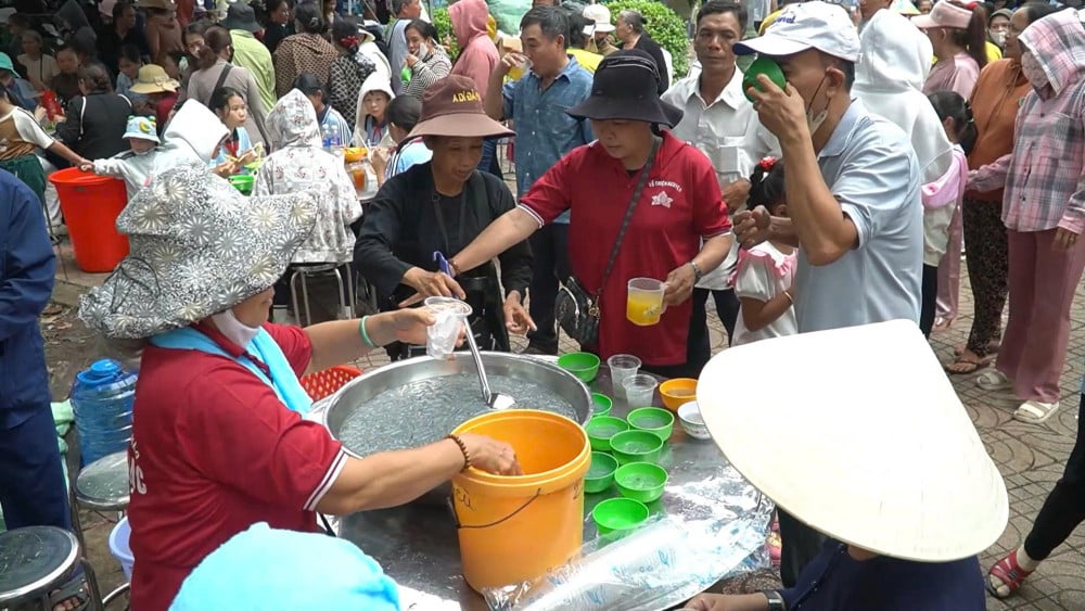 Hundratusentals besökare från hela landet deltog i nationalhjälten Nguyen Trung Trucs dödsdag.
