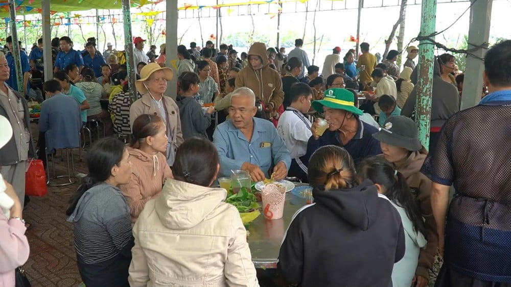 Hundratusentals besökare från hela landet deltog i nationalhjälten Nguyen Trung Trucs dödsdag.
