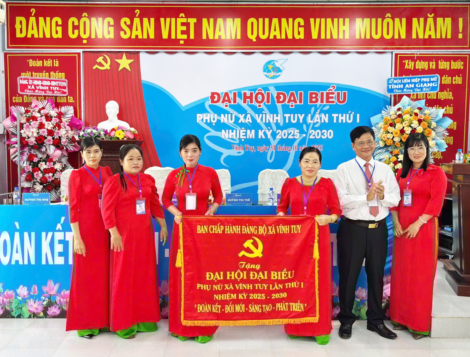 សម្ព័ន្ធនារីឃុំ Vinh Tuy ជួយ ៥៥ គ្រួសាររួចផុតពីភាពក្រីក្រ