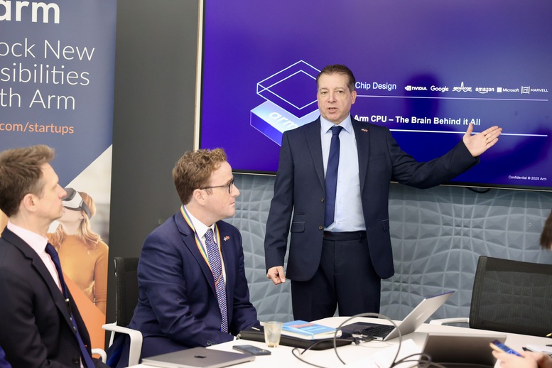 Развитие сотрудничества с ведущей британской группой в области полупроводниковых технологий - Фото 3. Thúc đẩy hợp tác với Tập đoàn công nghệ bán dẫn hàng đầu Vương quốc Anh- Ảnh 3.