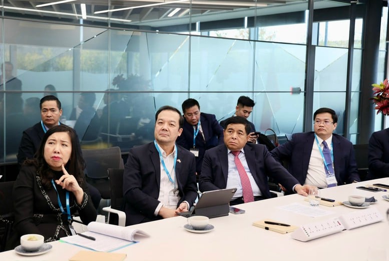 Развитие сотрудничества с ведущей британской группой в области полупроводниковых технологий - Фото 4. Thúc đẩy hợp tác với Tập đoàn công nghệ bán dẫn hàng đầu Vương quốc Anh- Ảnh 4.