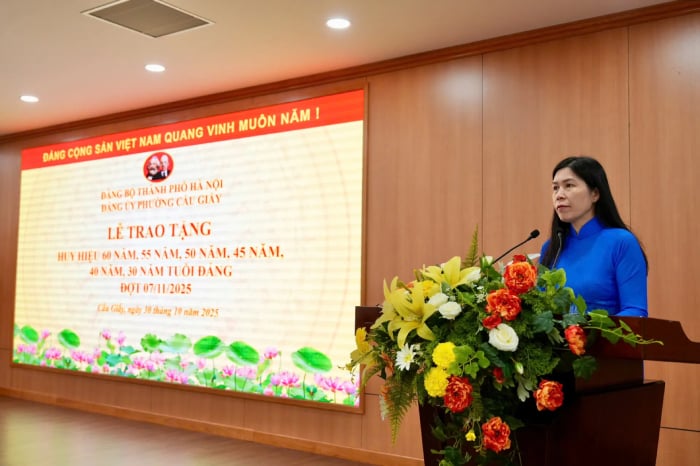 Comitetul de Partid al districtului Cau Giay a acordat insignele de partid pe 7 noiembrie - Fotografia 2. Quận ủy Cầu Giấy trao Huy hiệu Đảng đợt 7/11- Ảnh 2.