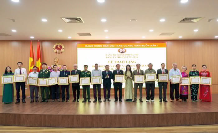 Comitetul de Partid al districtului Cau Giay a acordat insignele de partid pe 7 noiembrie - Fotografia 4. Quận ủy Cầu Giấy trao Huy hiệu Đảng đợt 7/11- Ảnh 4.