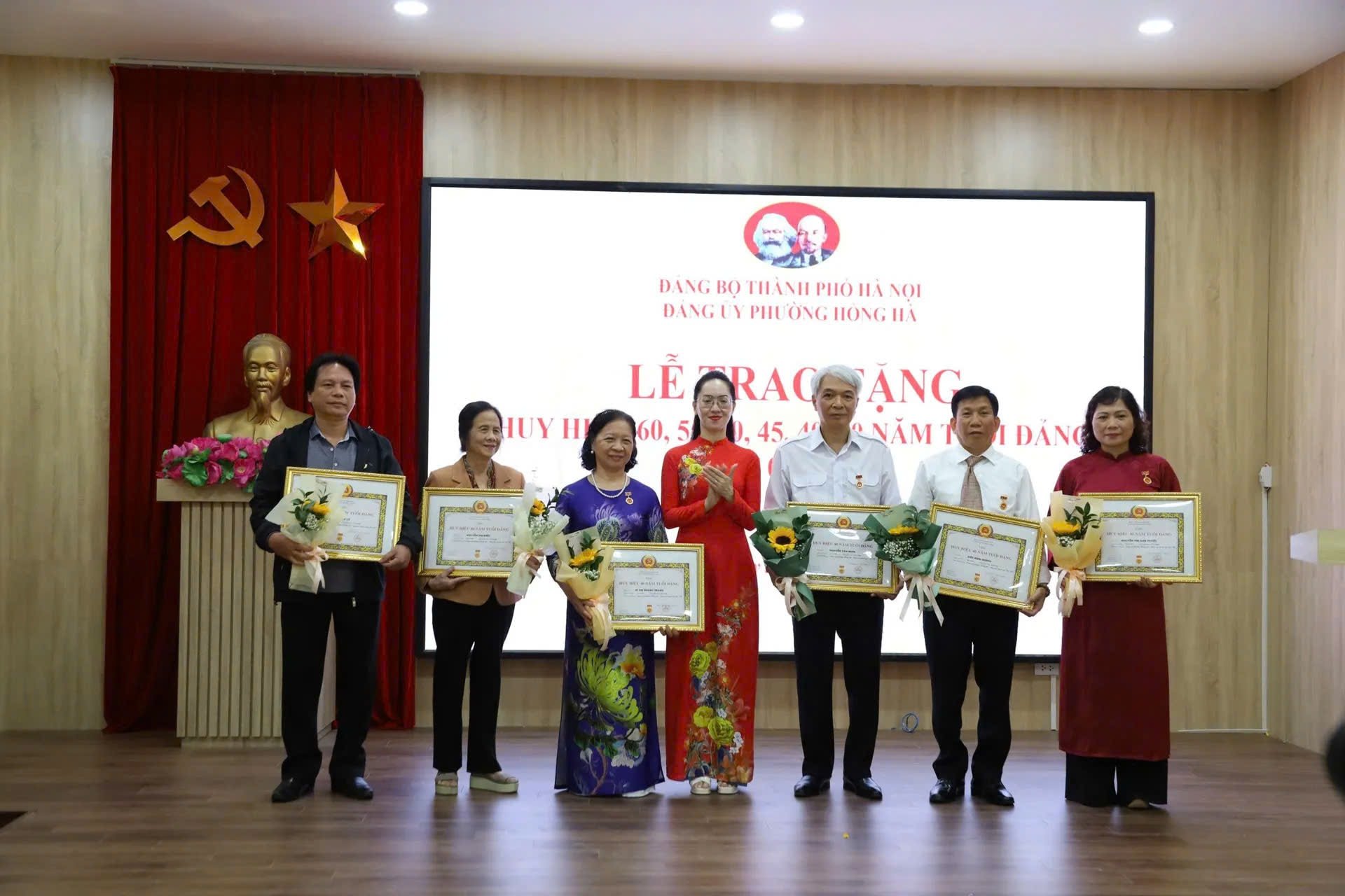 Phường Hồng Hà trao Huy hiệu Đảng đợt 7/11- Ảnh 1.