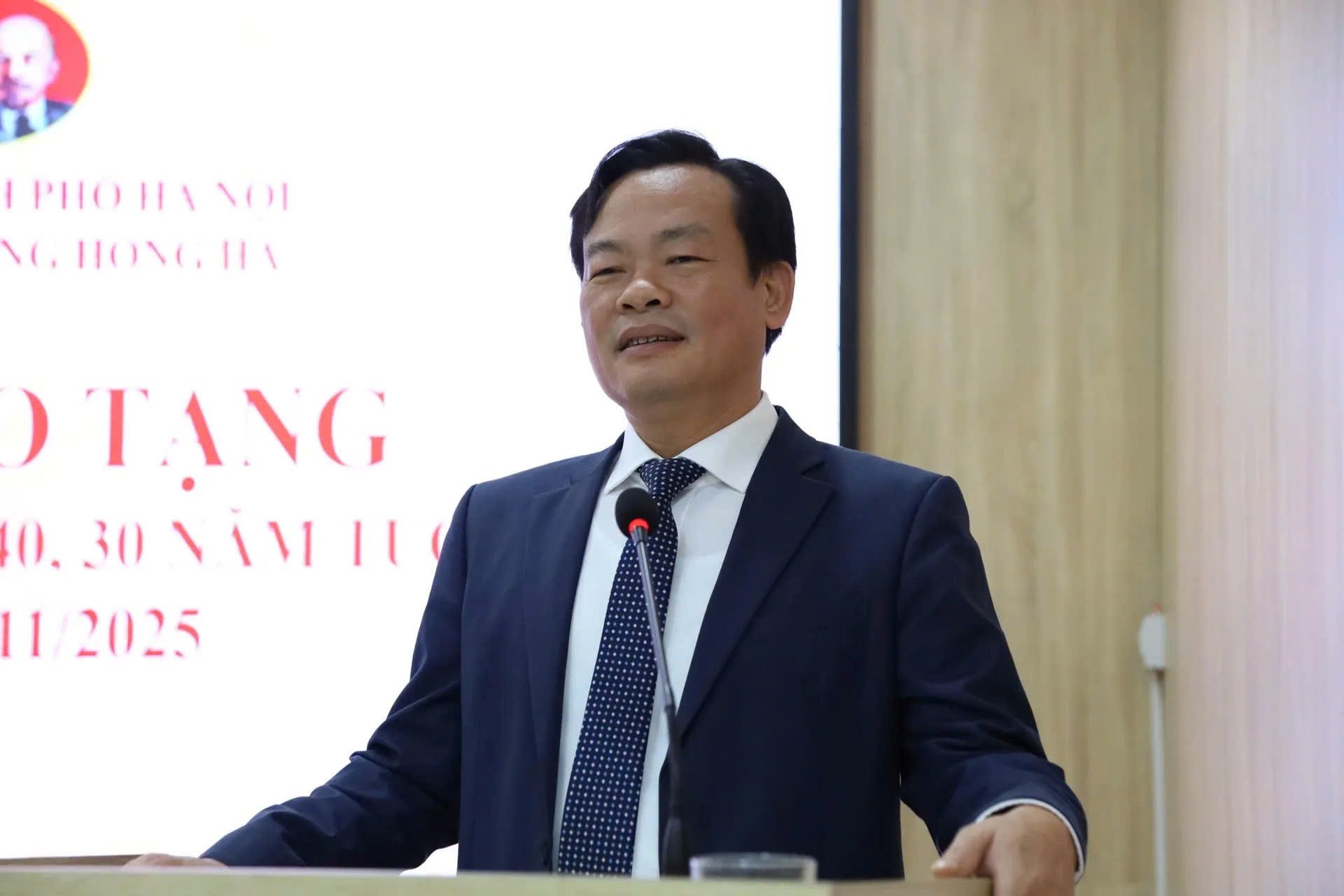 Phường Hồng Hà trao Huy hiệu Đảng đợt 7/11- Ảnh 2.