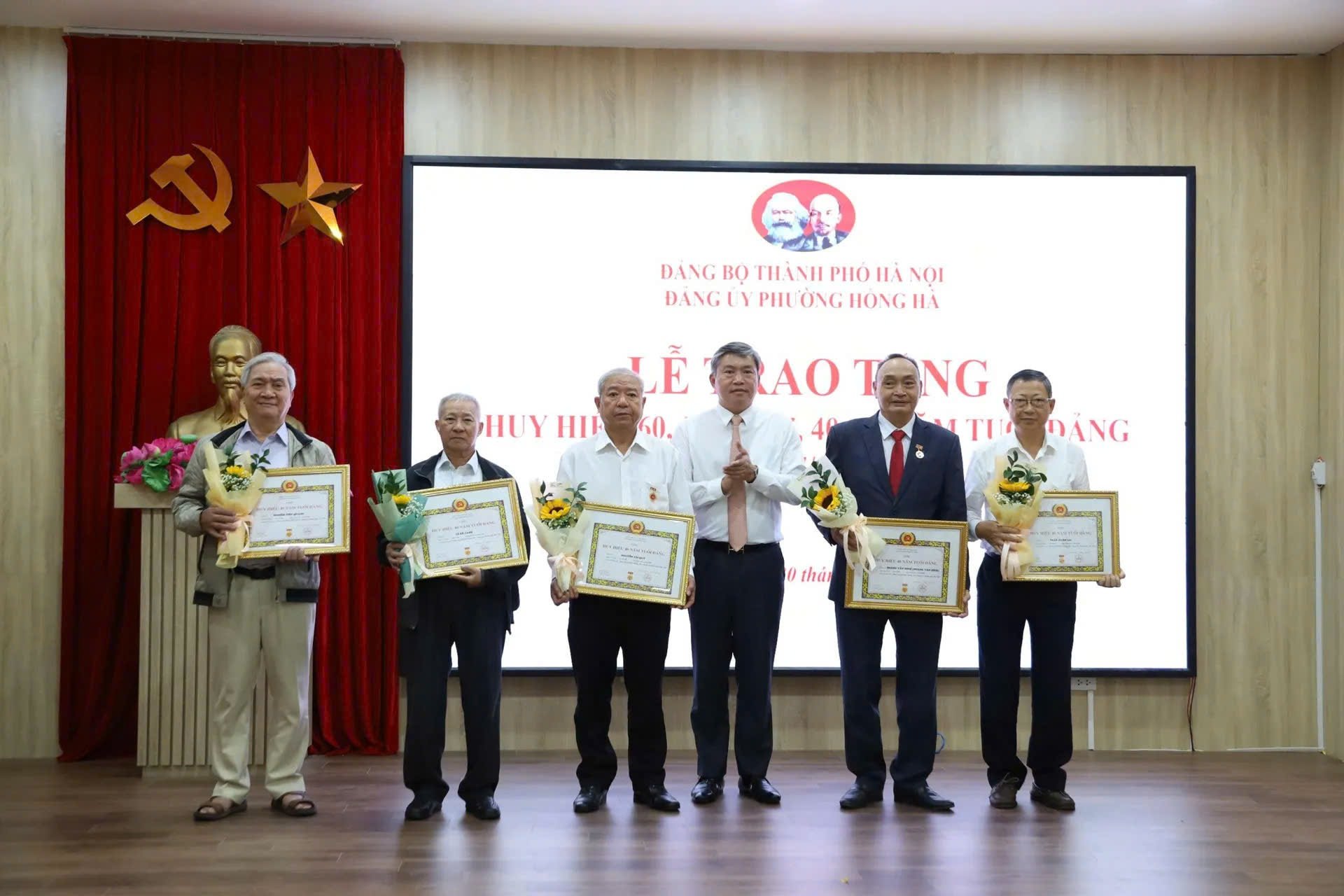 Phường Hồng Hà trao Huy hiệu Đảng đợt 7/11- Ảnh 3.