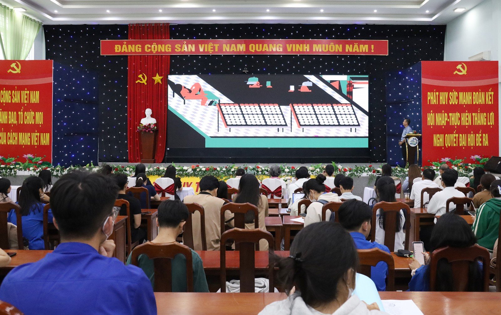 הקרנת סרטי מדע ותרומת מדפי ספרים של Green Career ב-An Giang