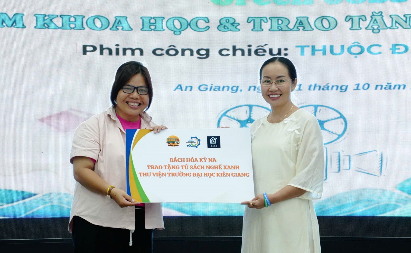 הקרנת סרטי מדע ותרומת מדפי ספרים של Green Career ב-An Giang