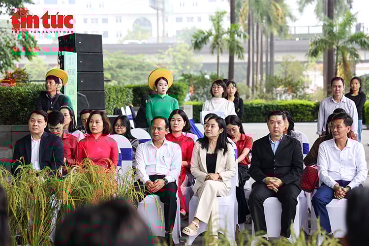 Hanoi Tourism Ao Dai Festival 2025 bidrar till att positionera bilden av huvudstaden som vänlig och attraktiv Chú thích ảnh