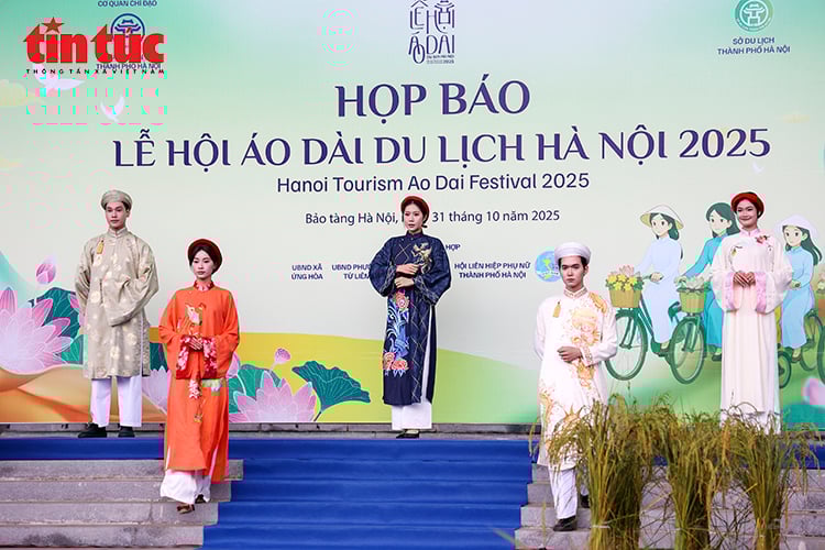 Hanoi Tourism Ao Dai Festival 2025 bidrar till att positionera bilden av huvudstaden som vänlig och attraktiv Chú thích ảnh