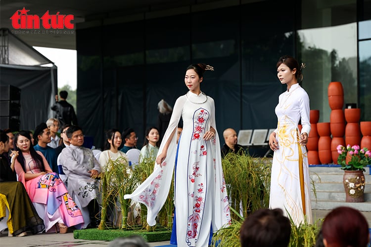 Hanoi Tourism Ao Dai Festival 2025 bidrar till att positionera bilden av huvudstaden som vänlig och attraktiv Chú thích ảnh