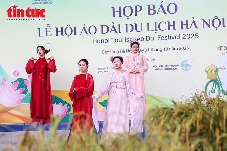 Hanoi Tourism Ao Dai Festival 2025 bidrar till att positionera bilden av huvudstaden som vänlig och attraktiv Chú thích ảnh