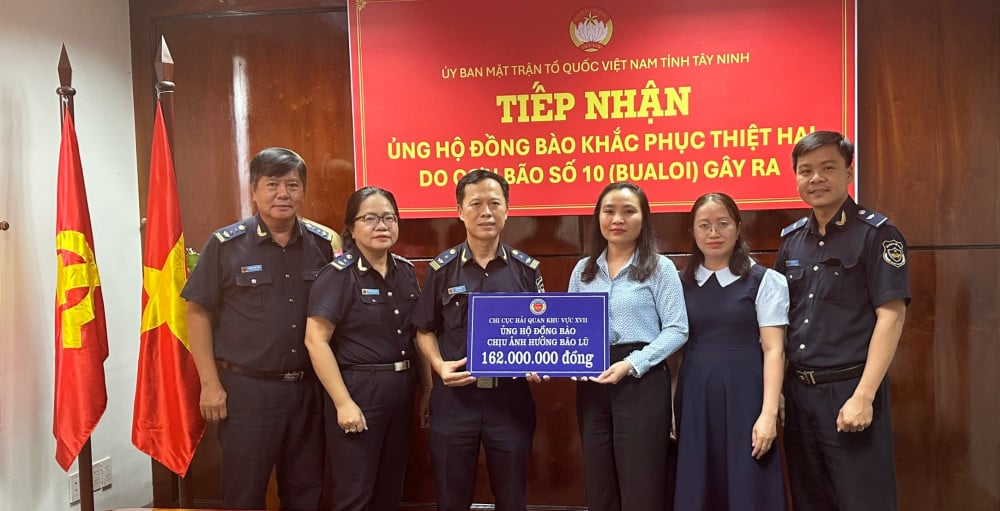 Cawangan Kastam Wilayah XVII menderma lebih daripada 160 juta VND untuk mengatasi kerosakan yang disebabkan oleh ribut dan banjir.