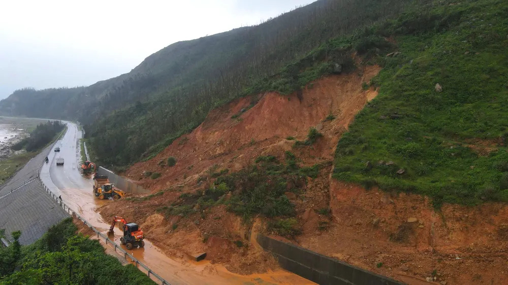 ក្រោយពីខិតខំដោះស្រាយបញ្ហា អង្គភាពសំណង់បានឈូសឆាយផ្លូវឆ្នេរមួយខ្សែក្នុងខេត្ត Ha Tinh។