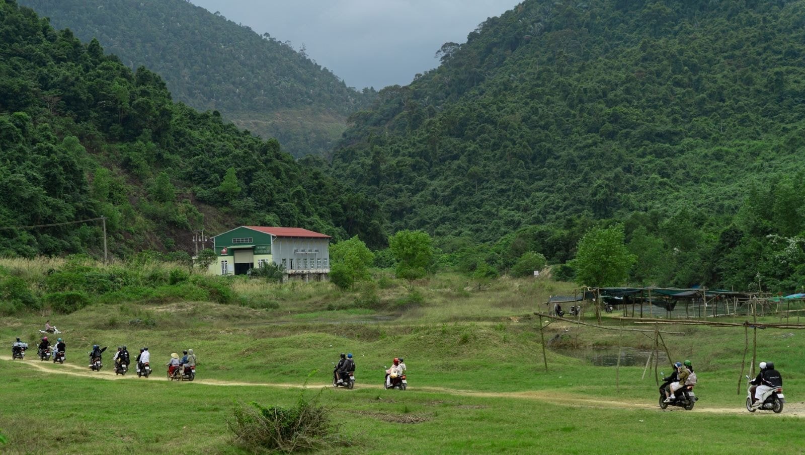 Cung đường mòn dẫn vào Vực Phun với nhiều phiến đá và cây cối xanh tươi.