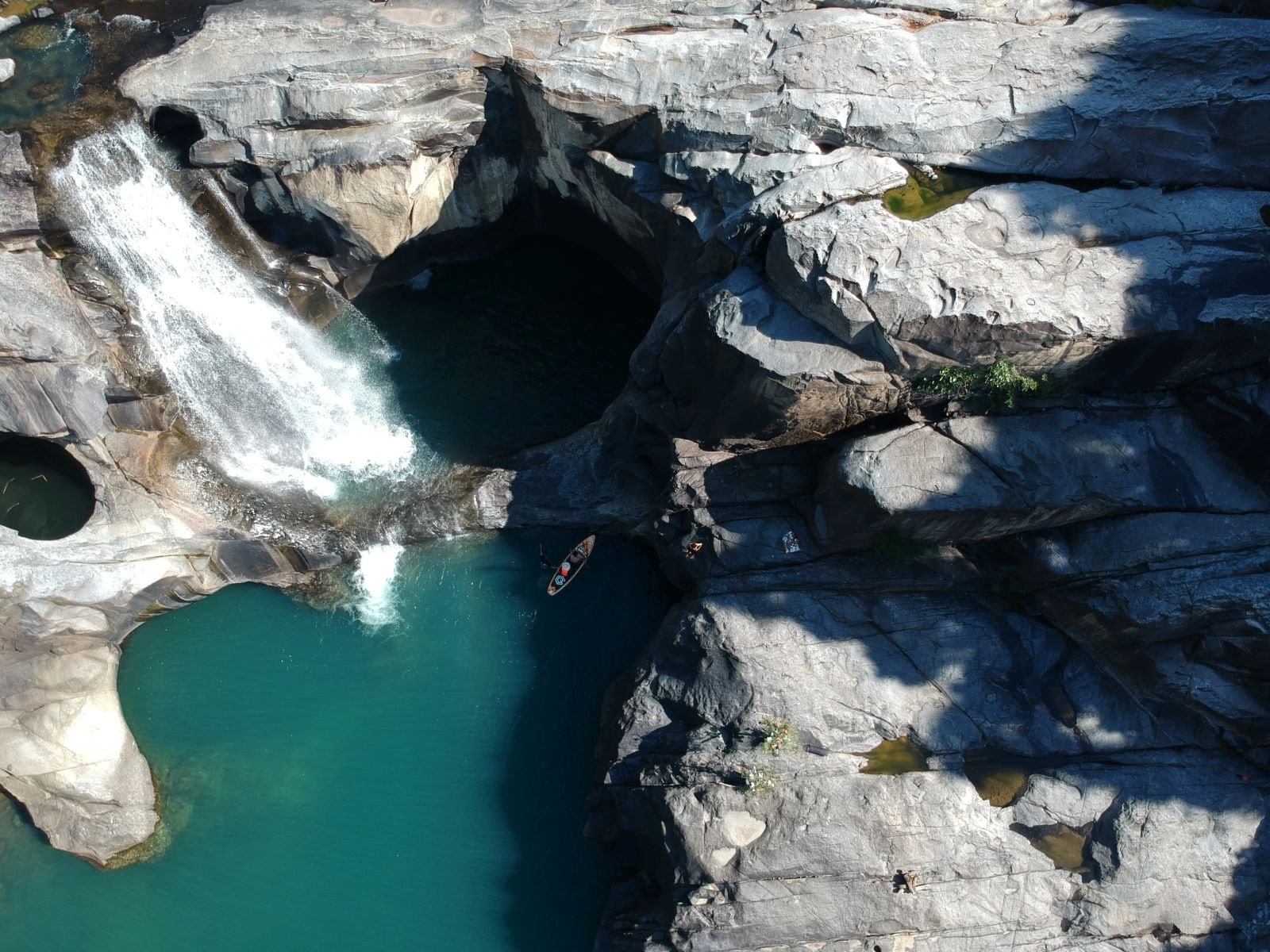 Toàn cảnh Vực Phun nhìn từ trên cao, nổi bật với hồ nước xanh biếc giữa núi rừng.