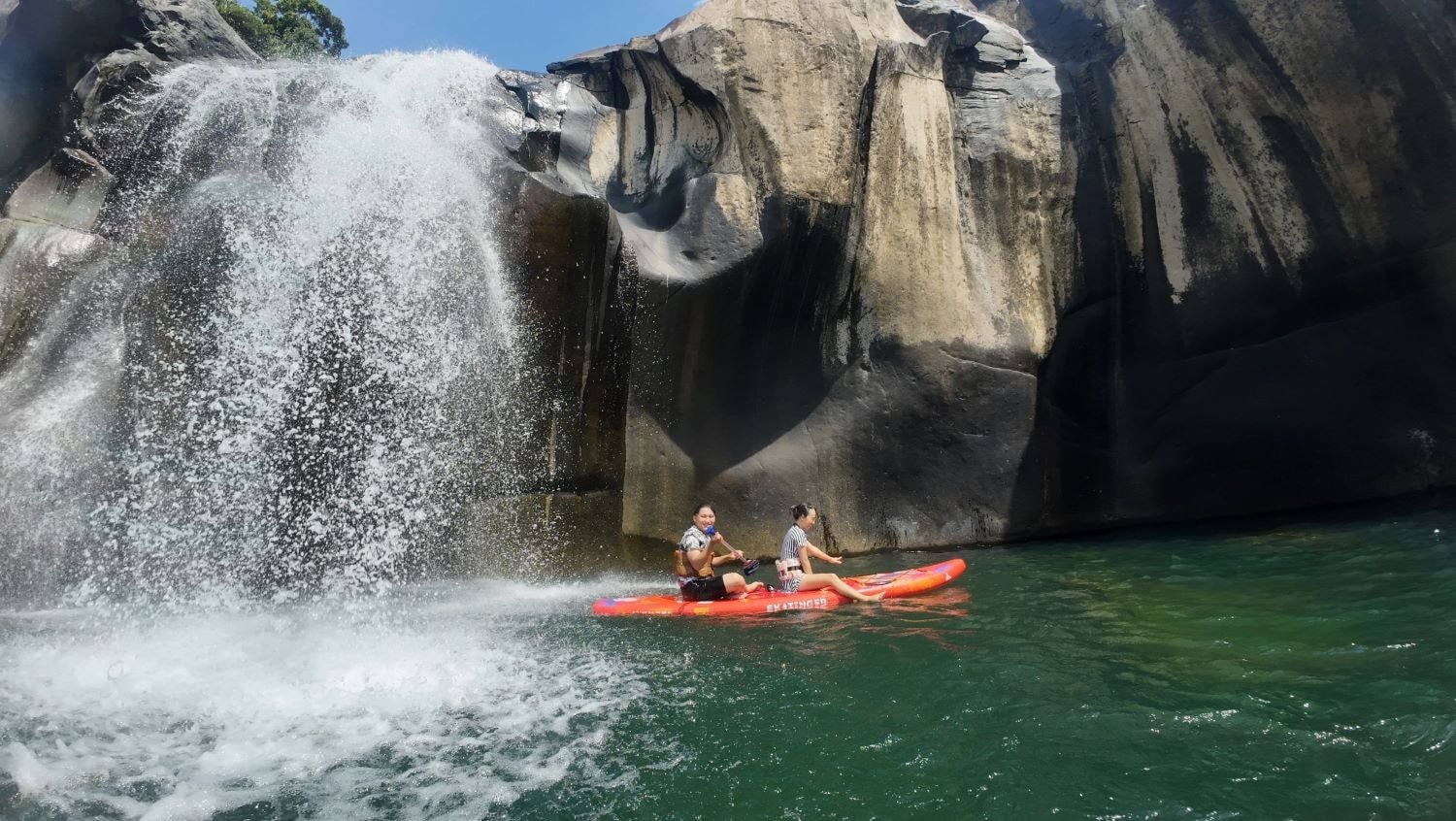 Khung cảnh Vực Phun vào một ngày nắng đẹp, thích hợp cho các hoạt động ngoài trời.