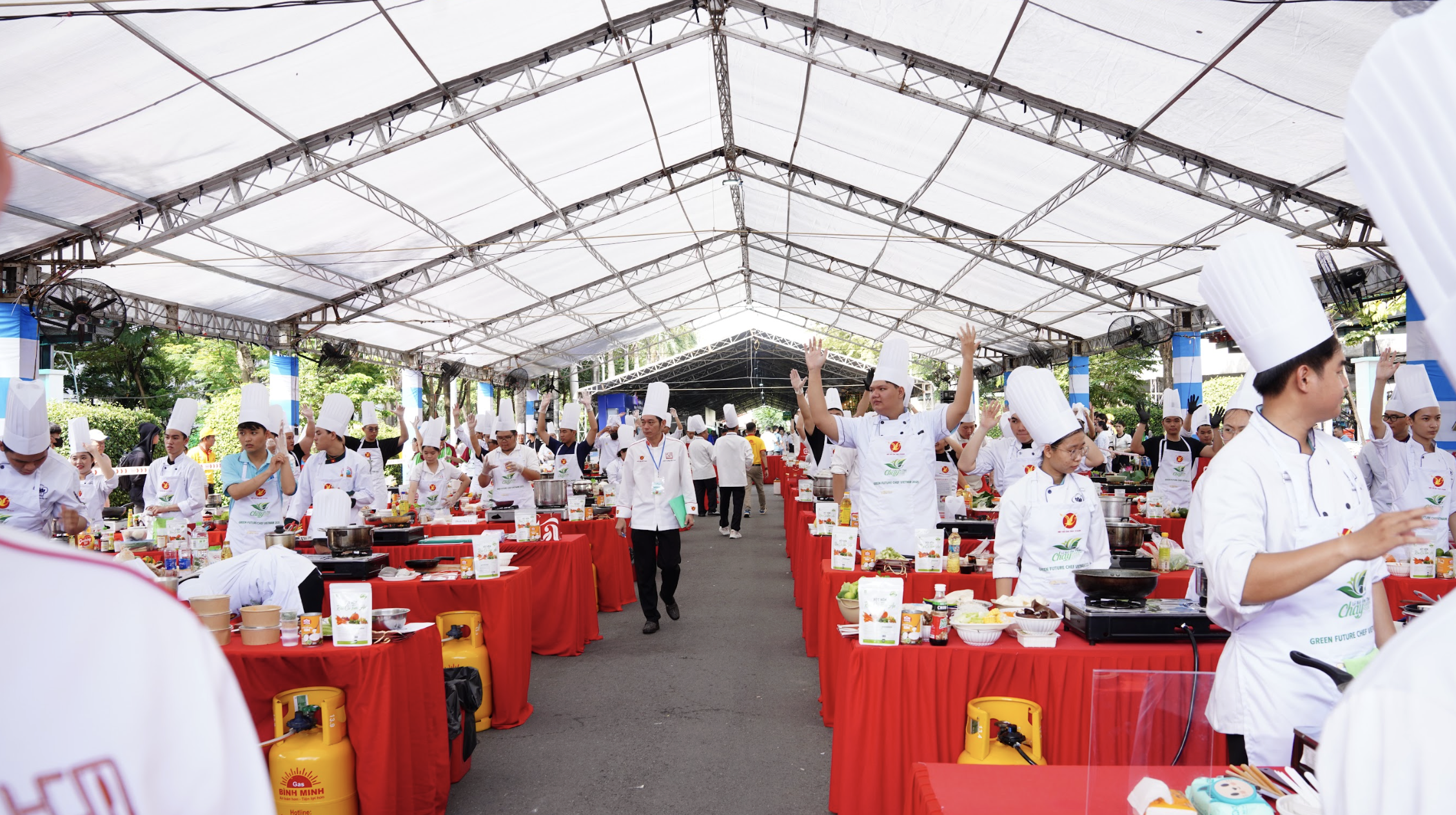 Ngày đầu lễ hội ẩm thực chay ở TP.HCM: Hấp dẫn hàng trăm món 'đẹp như tranh'- Ảnh 1.