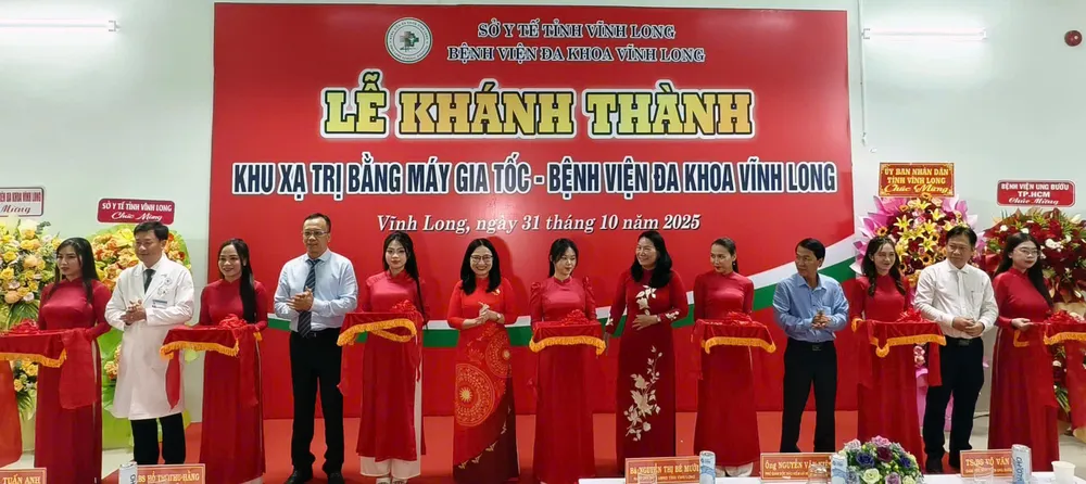 Delegáti provádějí slavnostní přestřižení pásky. Foto: TIN HUY