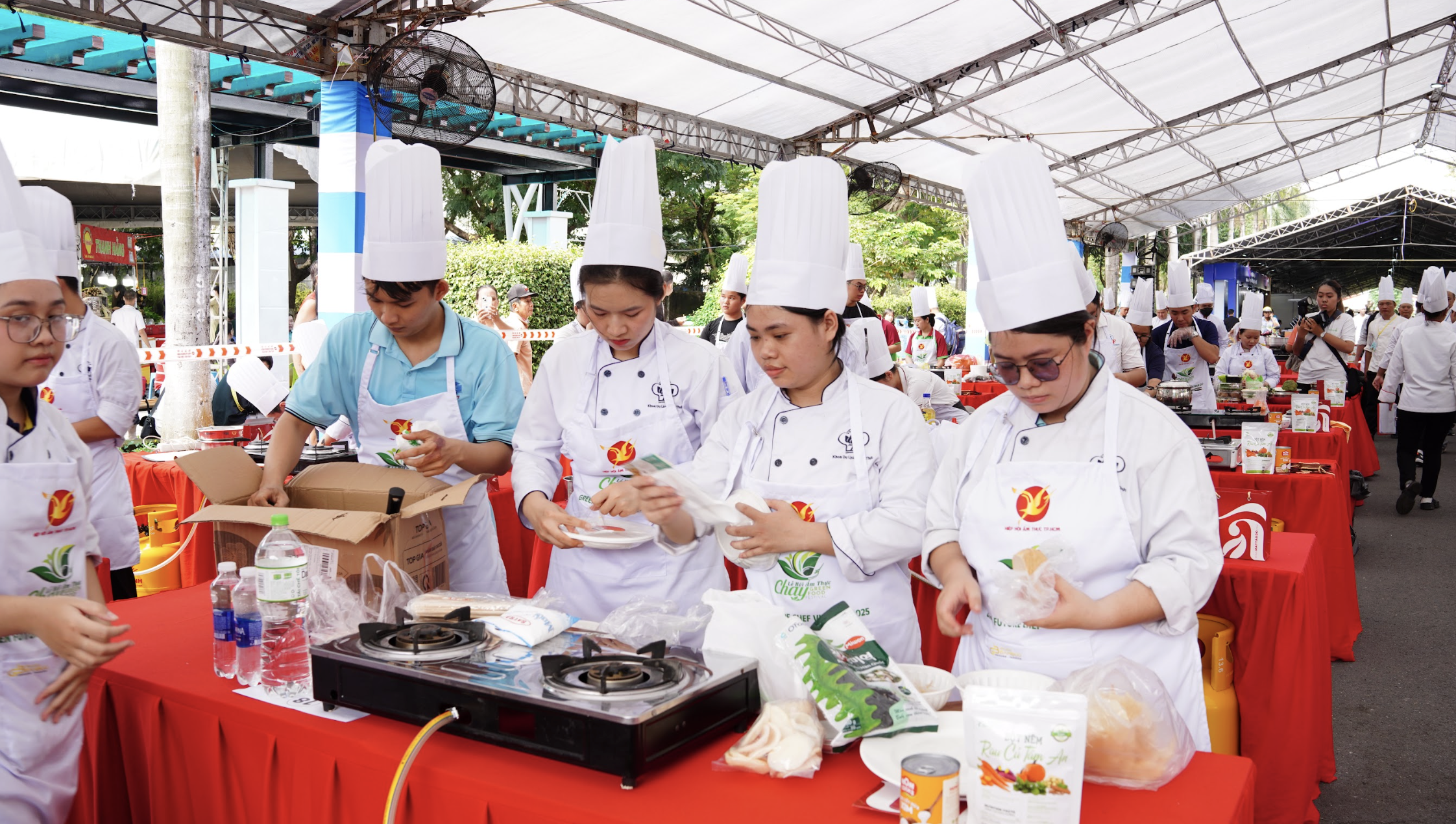 Ngày đầu lễ hội ẩm thực chay ở TP.HCM: Hấp dẫn hàng trăm món 'đẹp như tranh'- Ảnh 2.