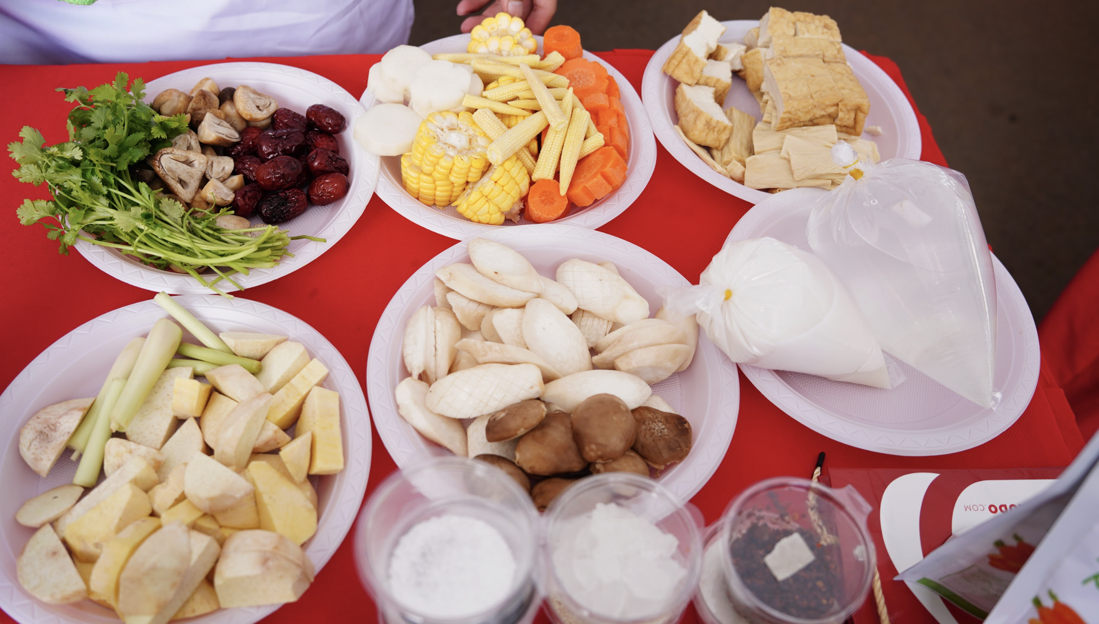 Ngày đầu lễ hội ẩm thực chay ở TP.HCM: Hấp dẫn hàng trăm món 'đẹp như tranh'- Ảnh 4.