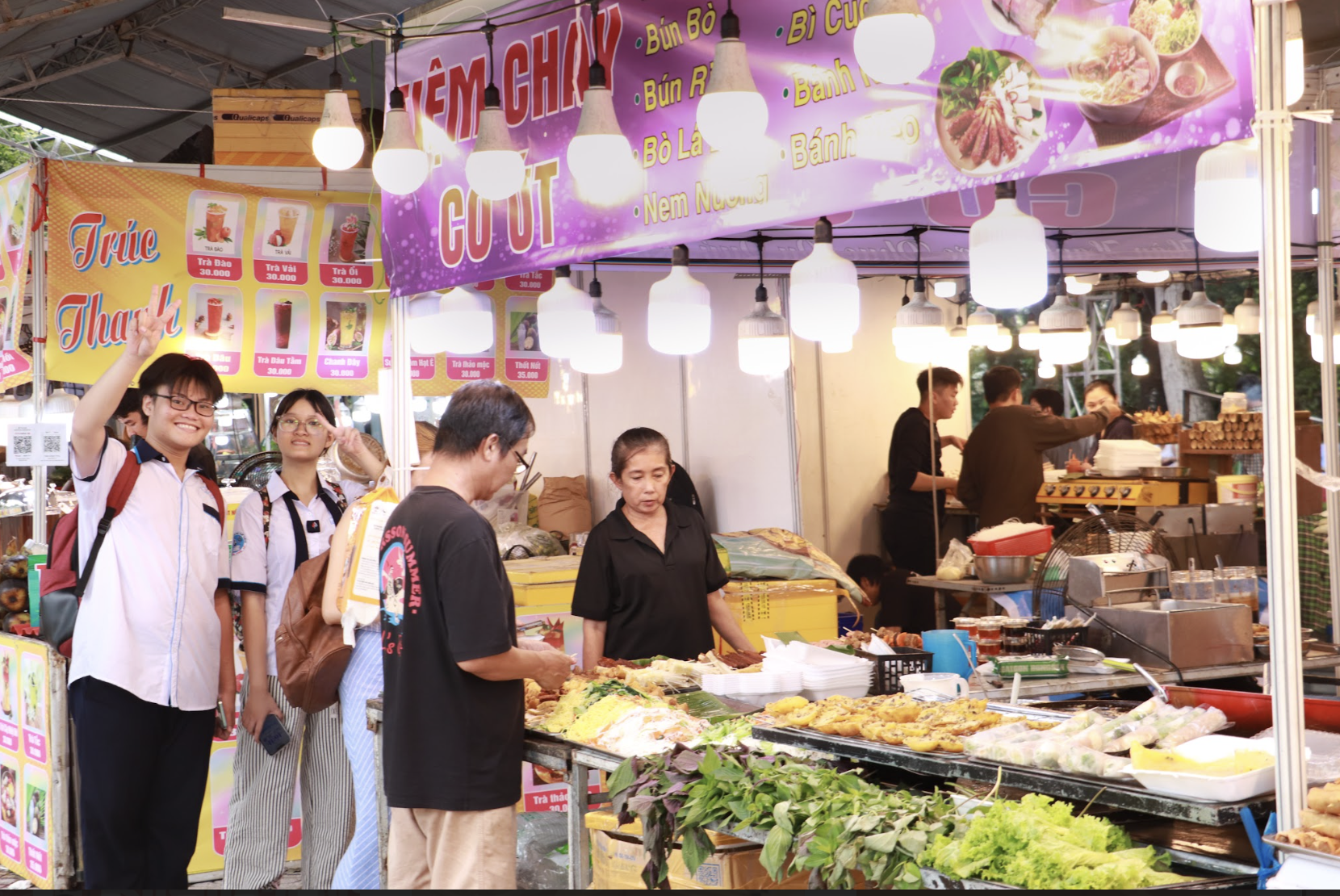 Ngày đầu lễ hội ẩm thực chay ở TP.HCM: Hấp dẫn hàng trăm món 'đẹp như tranh'- Ảnh 8.