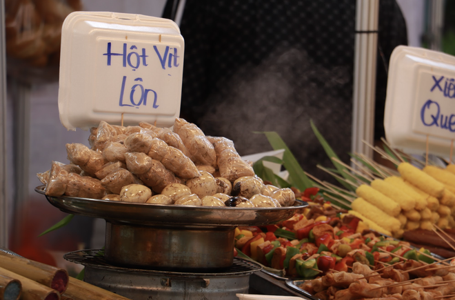 호치민시 채식 음식 축제 첫날: 수백 가지의 매력적인 '그림처럼 아름다운' 요리 - 사진 12. Ngày đầu lễ hội ẩm thực chay ở TP.HCM: Hấp dẫn hàng trăm món 'đẹp như tranh'- Ảnh 12.