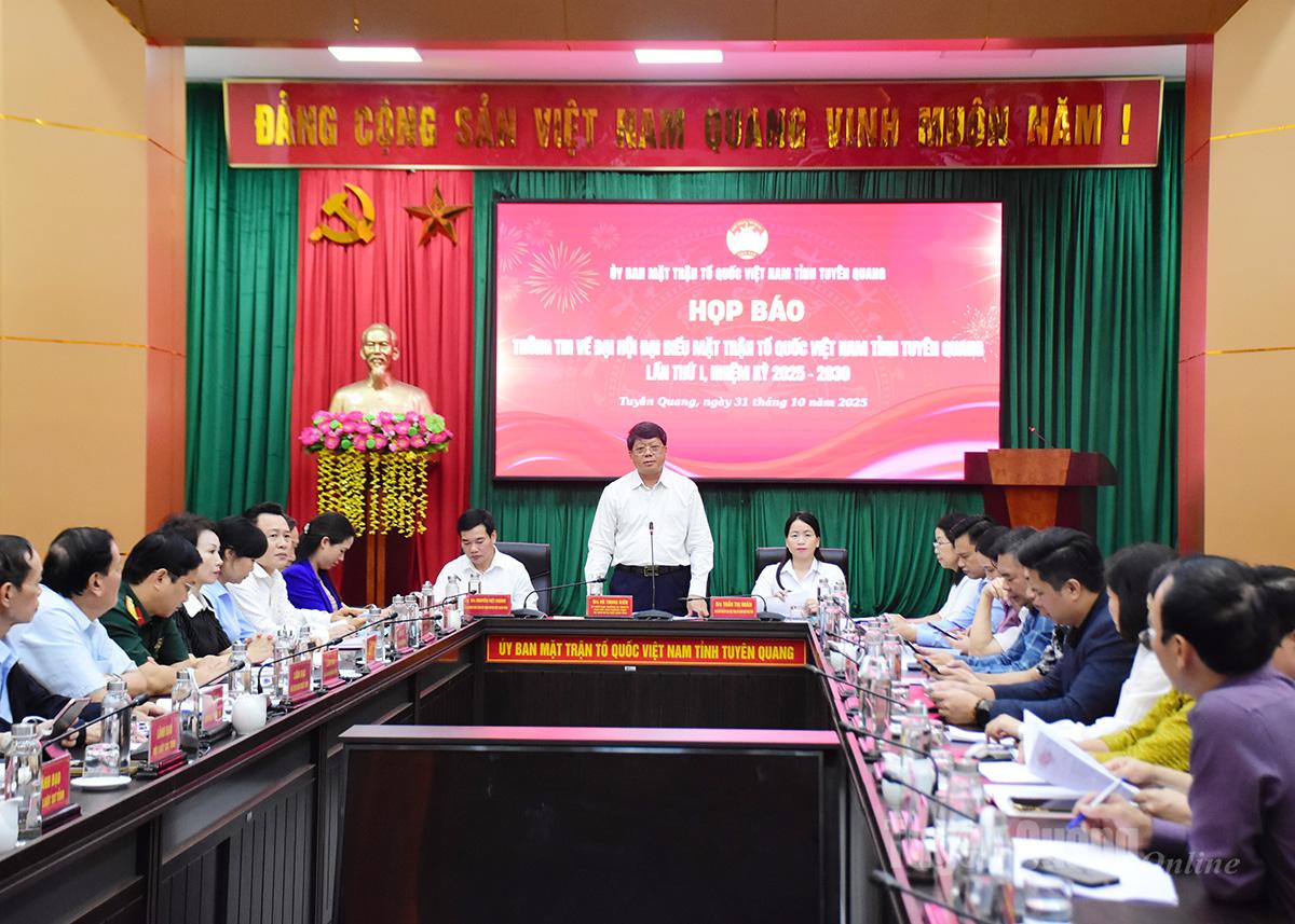 Đồng chí Hà Trung Kiên, Ủy viên Ban Thường vụ Tỉnh ủy, Phó Chủ tịch Thường trực Ủy ban MTTQ Việt Nam tỉnh kết luận cuộc họp báo.