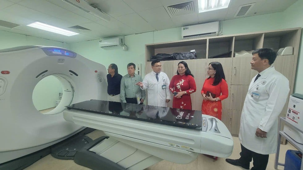 Вінь Лонг вводить в експлуатацію сучасну систему променевої терапії раку - Фото 3. Vĩnh Long đưa vào sử dụng hệ thống xạ trị ung thư hiện đại- Ảnh 3.