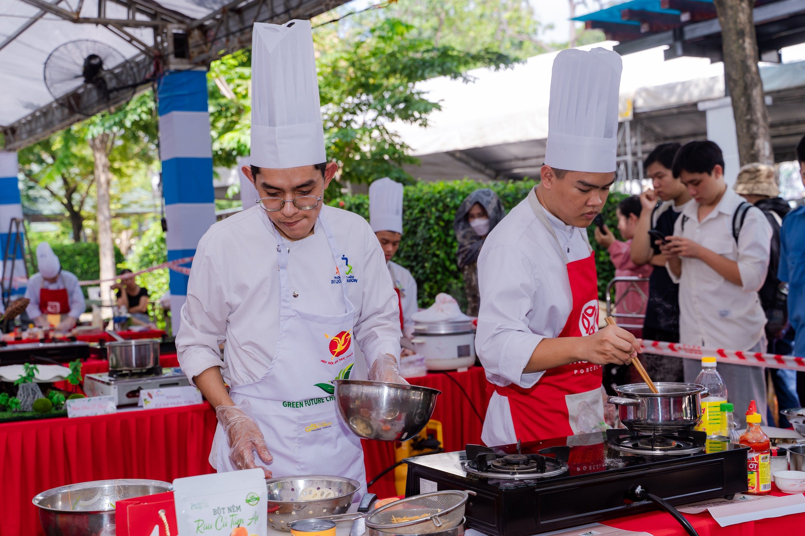 VIDEO: Lễ hội ẩm thực chay lớn nhất TP HCM trước giờ khai mạc có gì đặc sắc? - Ảnh 2.
