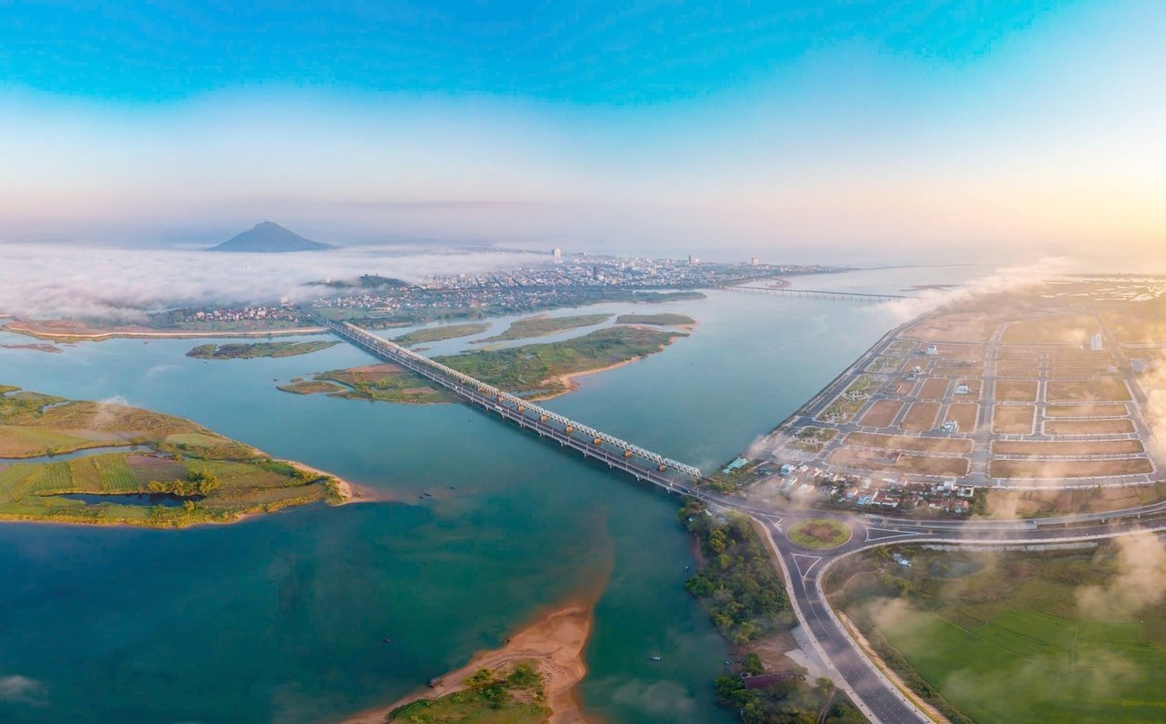 উপর থেকে ফু ইয়েনের দা রাং নদীর মনোরম দৃশ্য, ব-দ্বীপের মধ্য দিয়ে প্রবাহিত ঘূর্ণাবর্তমান জলরাশি।