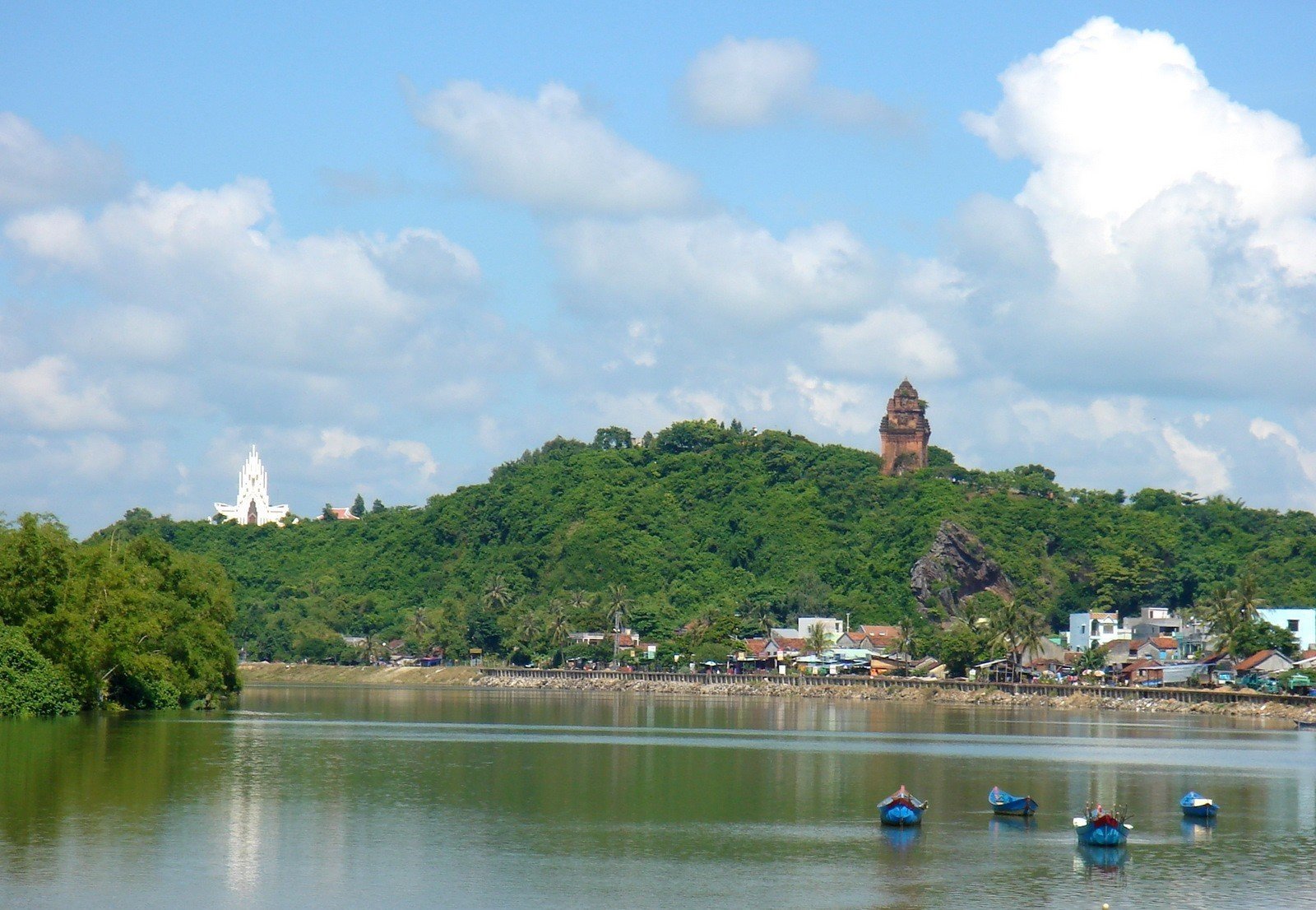 সবুজ নান পর্বত, যার উপরে প্রাচীন নান টাওয়ার, দা রাং নদীর দিকে তাকিয়ে।