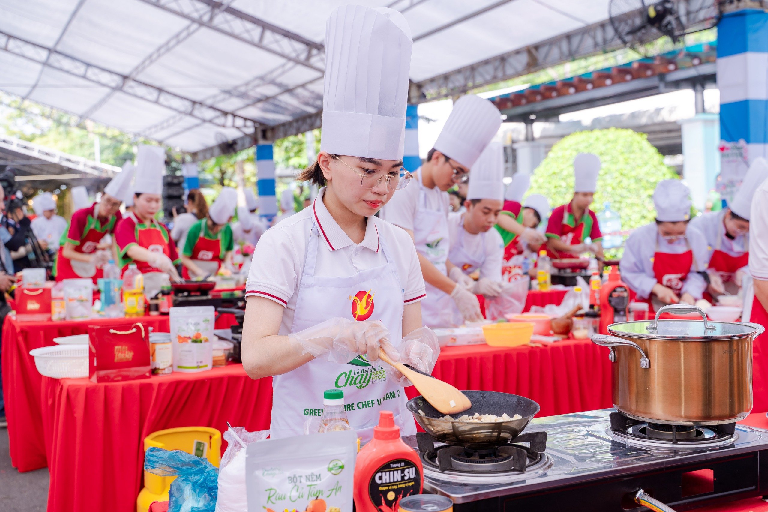 VIDEO: Lễ hội ẩm thực chay lớn nhất TP HCM trước giờ khai mạc có gì đặc sắc? - Ảnh 6.