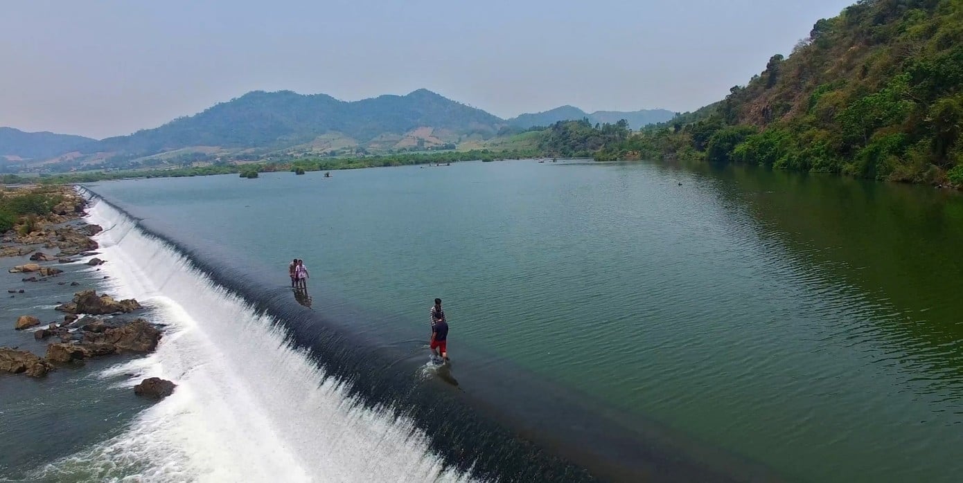 পাথরের স্থাপত্য এবং এর মধ্য দিয়ে প্রবাহিত জল সহ ডং ক্যাম বাঁধ।