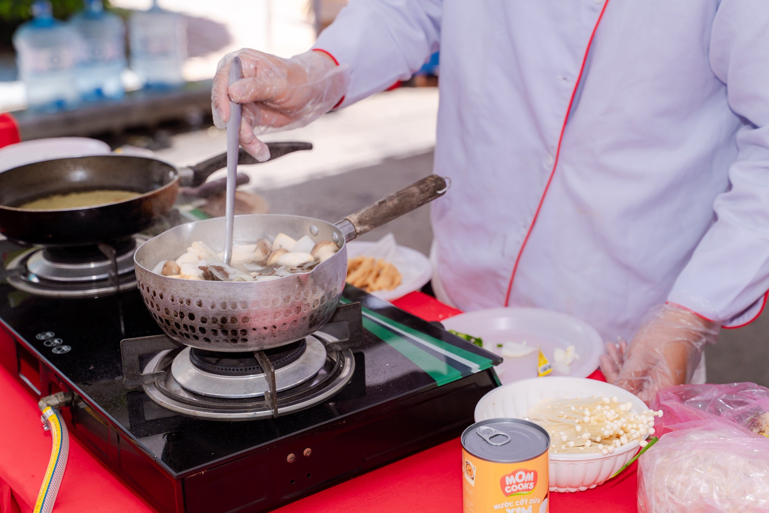 VIDEO: Lễ hội ẩm thực chay lớn nhất TP HCM trước giờ khai mạc có gì đặc sắc? - Ảnh 8.