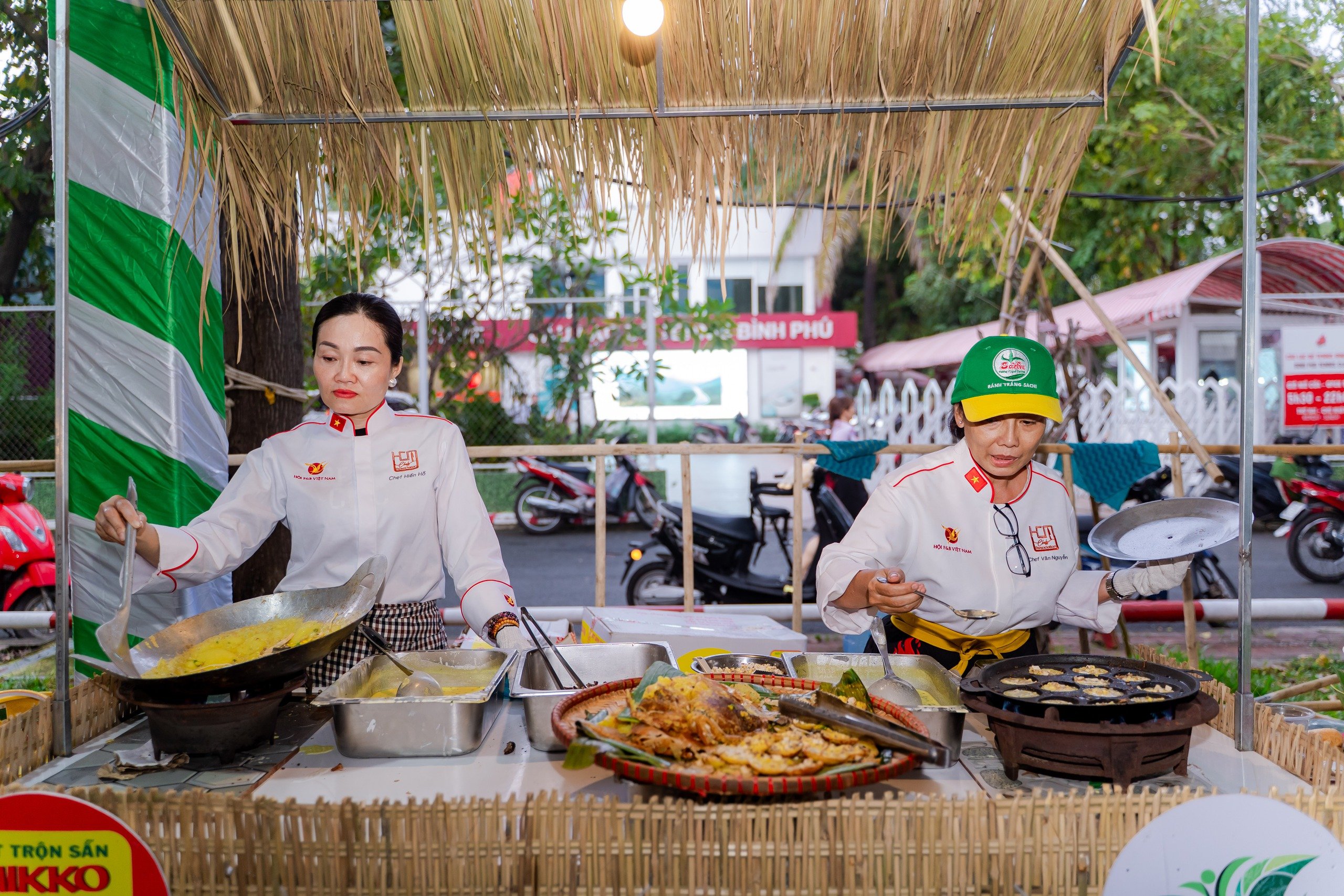 VIDEO: Lễ hội ẩm thực chay lớn nhất TP HCM trước giờ khai mạc có gì đặc sắc? - Ảnh 14.