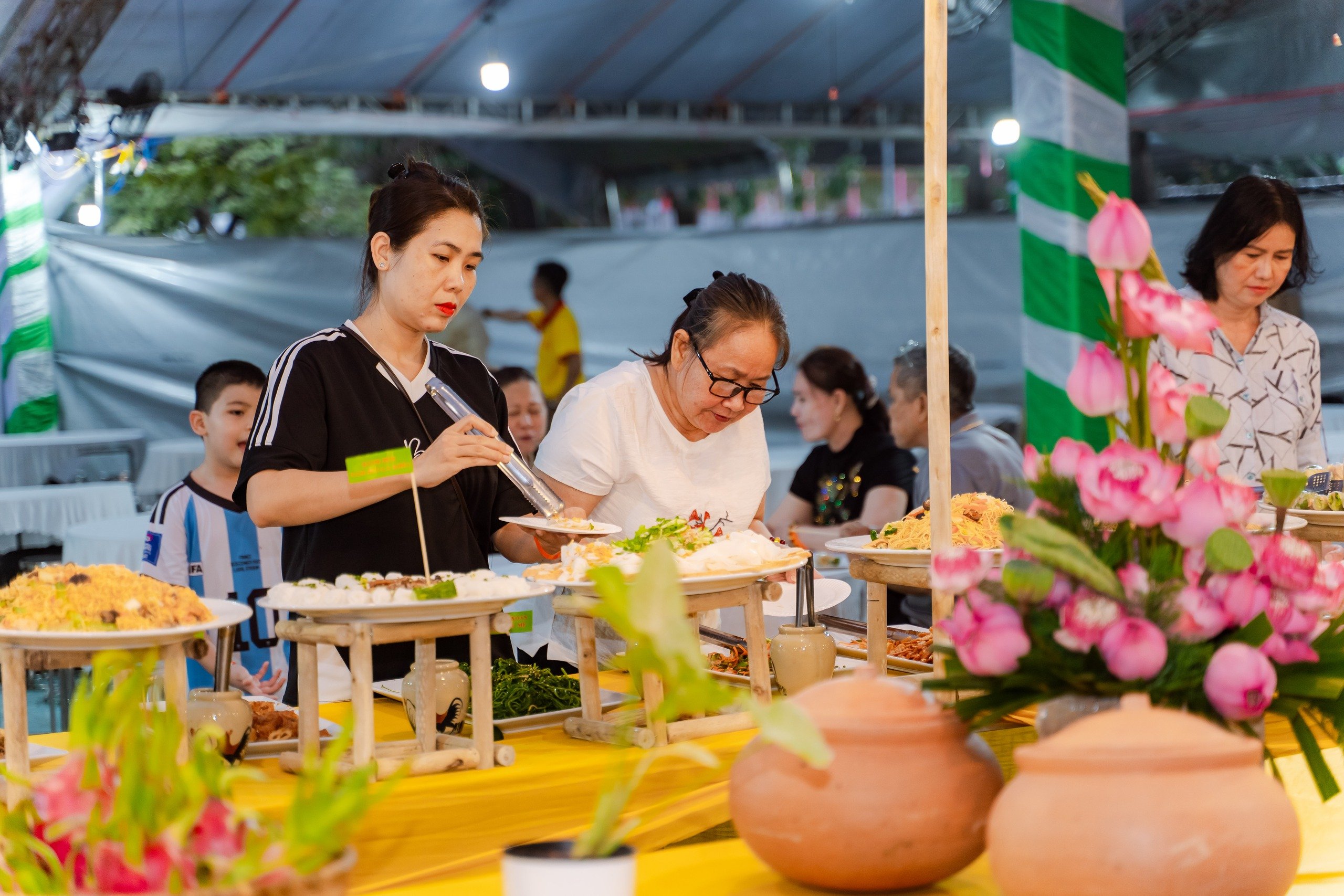 VIDEO: Lễ hội ẩm thực chay lớn nhất TP HCM trước giờ khai mạc có gì đặc sắc? - Ảnh 19.