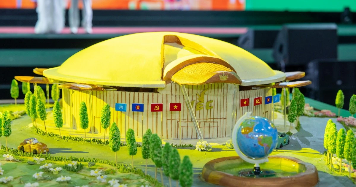 Mô hình Trung tâm Triển lãm Việt Nam từ xôi gấc và đậu xác lập kỷ lục