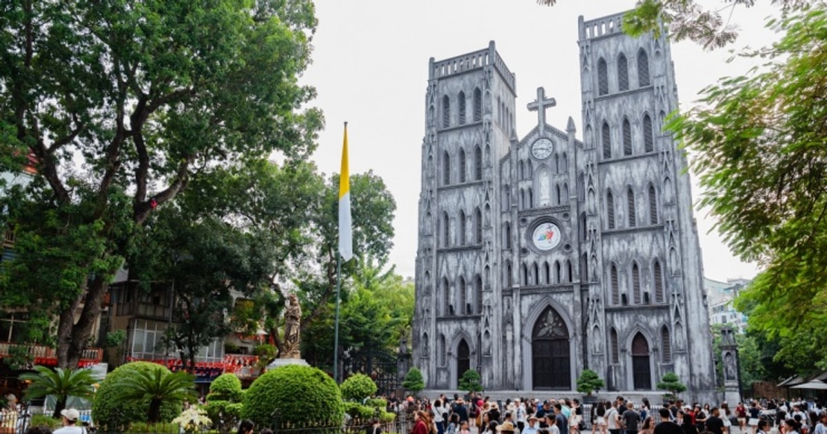 Nhà Thờ Lớn: Nét thu Hà Nội qua ly trà chanh và xôi cốm