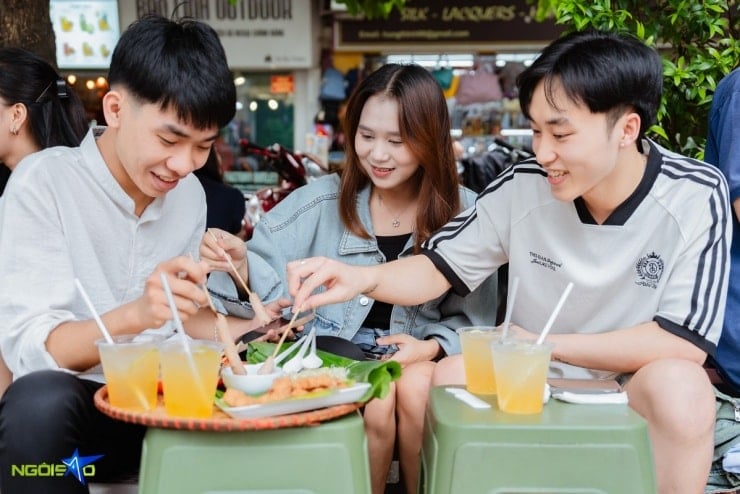 En bricka med typiska höstsnacks från Hanoi med klibbigt ris, grillade fläskrullar, friterade sura fläskrullar och citronte.