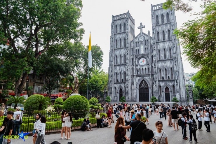 Ungdomar njuter av klibbigt ris och citronte i området kring Stora kyrkan.