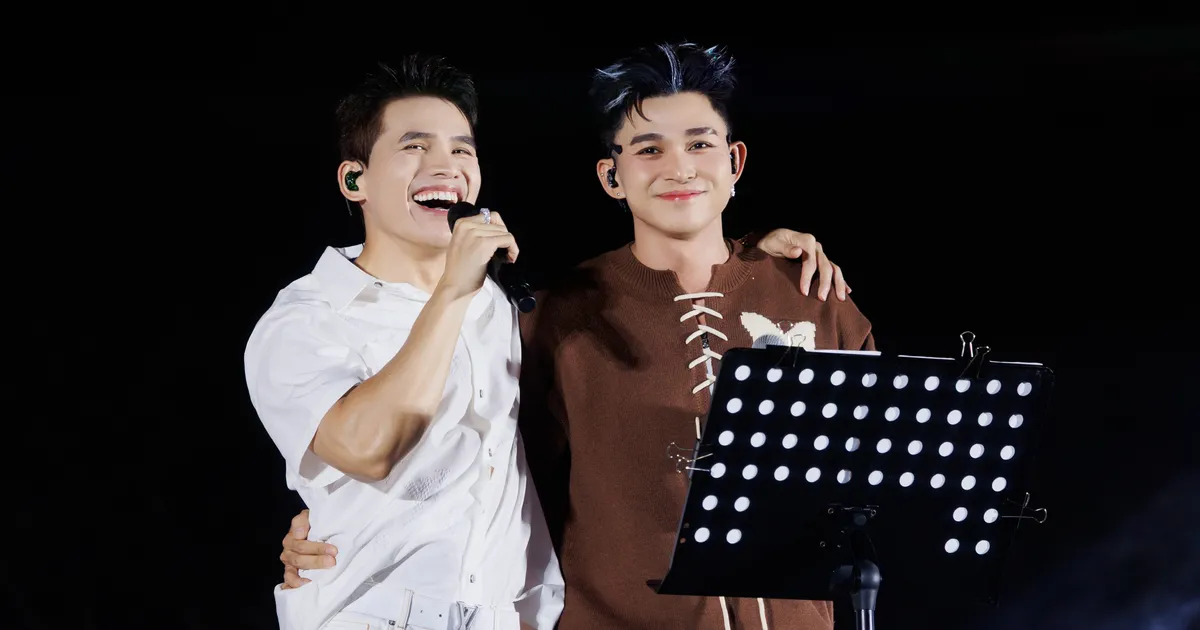 Quoc Tien a invité Jun Pham au programme d’ouverture « Live Concert Skynote » et a chanté en duo.