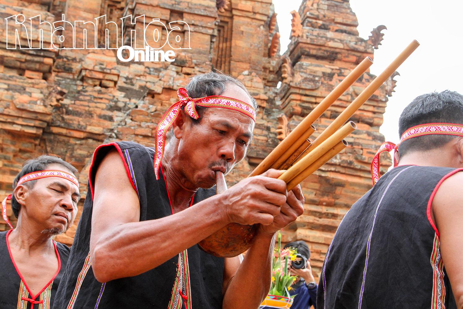 វិចិត្រករ Ka Da Phuong សម្តែងលើត្រែទឹកឃ្លោក។