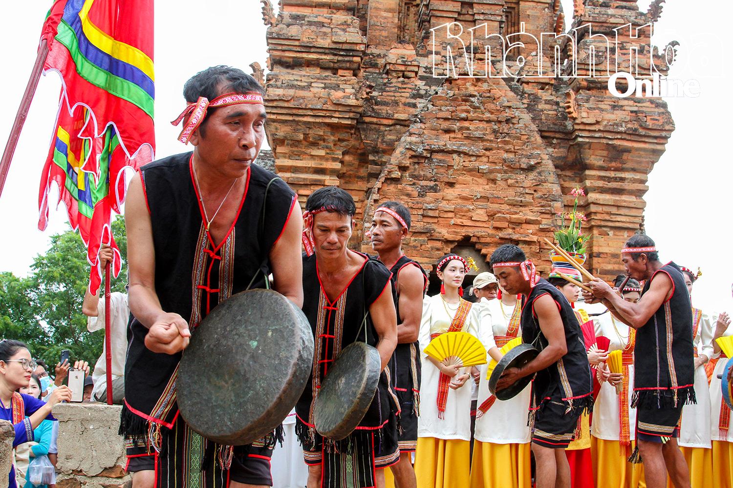 ក្រុមតន្ត្រីភូមិតាដួងបានសំដែងក្រុមឧបករណ៍ភ្លេង Raglai ដើម្បីអបអរសាទរពិធីបុណ្យ Kate ឆ្នាំ 2025 នៅប៉ម Po Klong Garai។