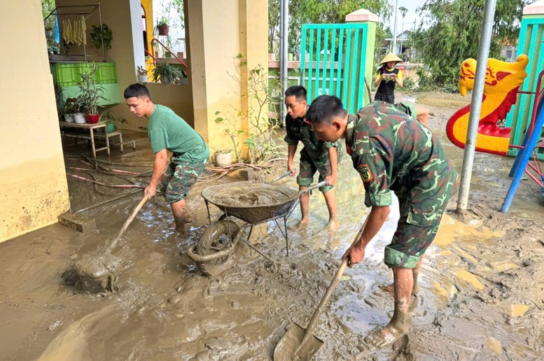 Mer enn 2000 offiserer og soldater støtter folk i å overvinne konsekvensene av flommene i Hue - Bilde 1. Hơn 2.000 cán bộ, chiến sĩ hỗ trợ nhân dân khắc phục hậu quả mưa lũ tại Huế- Ảnh 1.
