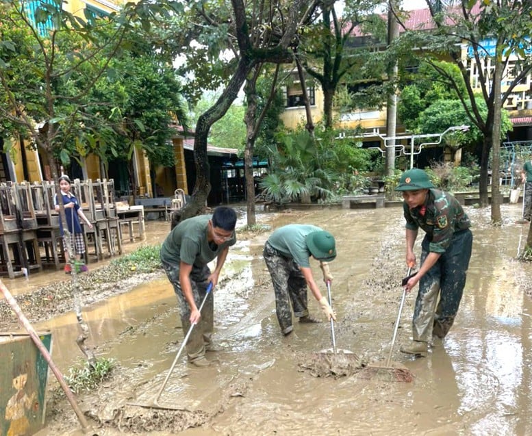 Mer enn 2000 offiserer og soldater støtter folk i å overvinne konsekvensene av flommene i Hue – Bilde 2. Hơn 2.000 cán bộ, chiến sĩ hỗ trợ nhân dân khắc phục hậu quả mưa lũ tại Huế- Ảnh 2.