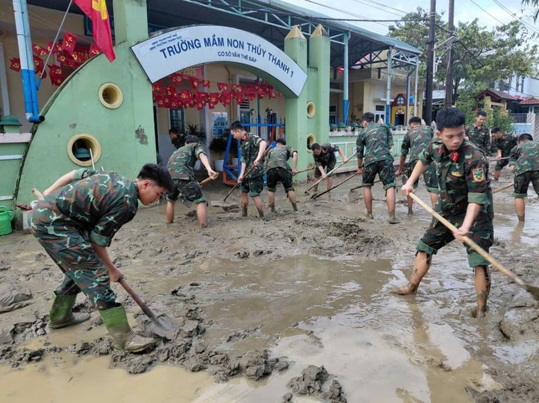 Mer enn 2000 offiserer og soldater støtter folk i å overvinne konsekvensene av flommene i Hue – Bilde 3. Hơn 2.000 cán bộ, chiến sĩ hỗ trợ nhân dân khắc phục hậu quả mưa lũ tại Huế- Ảnh 3.