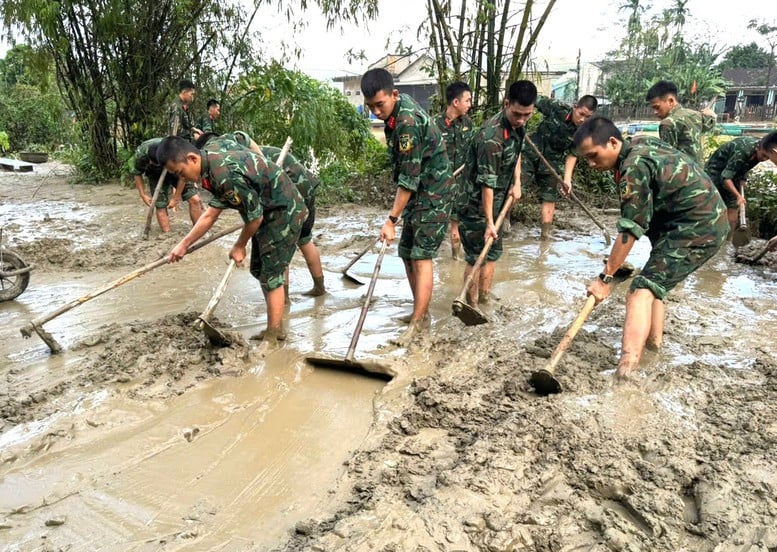 Mer enn 2000 offiserer og soldater støtter folk i å overvinne konsekvensene av flommene i Hue – Bilde 4. Hơn 2.000 cán bộ, chiến sĩ hỗ trợ nhân dân khắc phục hậu quả mưa lũ tại Huế- Ảnh 4.