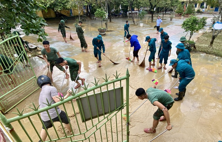 Mer enn 2000 offiserer og soldater støtter folk i å overvinne konsekvensene av flommene i Hue - Bilde 5. Hơn 2.000 cán bộ, chiến sĩ hỗ trợ nhân dân khắc phục hậu quả mưa lũ tại Huế- Ảnh 5.